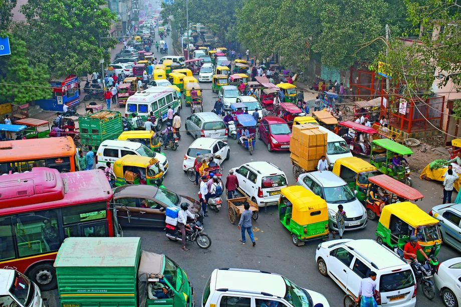 New Delhi, Indie. Chaotyczny ruch i zatłoczone ulice to znak rozpoznawczy tego miasta.