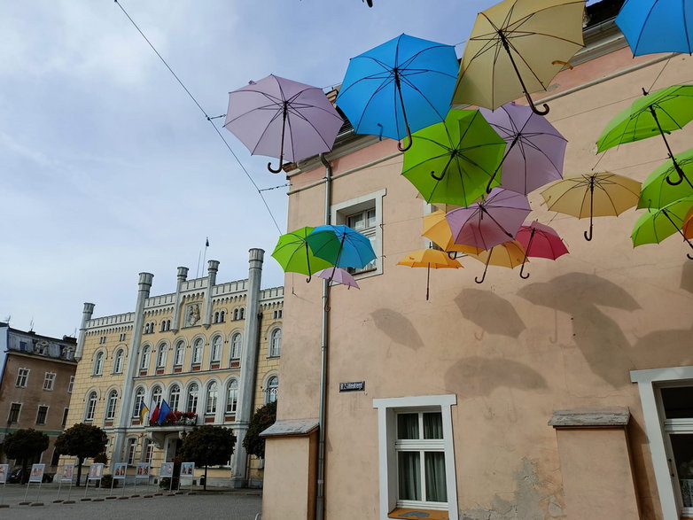 Wschowa Ratusz i ulica kolorowych parasolek