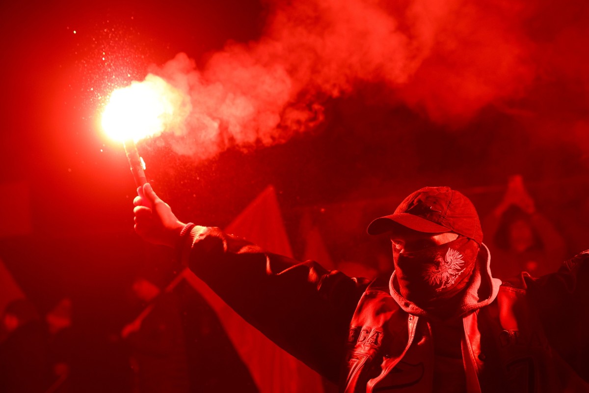Warszawa, 11.11.2023. Uczestnicy Marszu Niepodległości na Moście Poniatowskiego w Warszawie