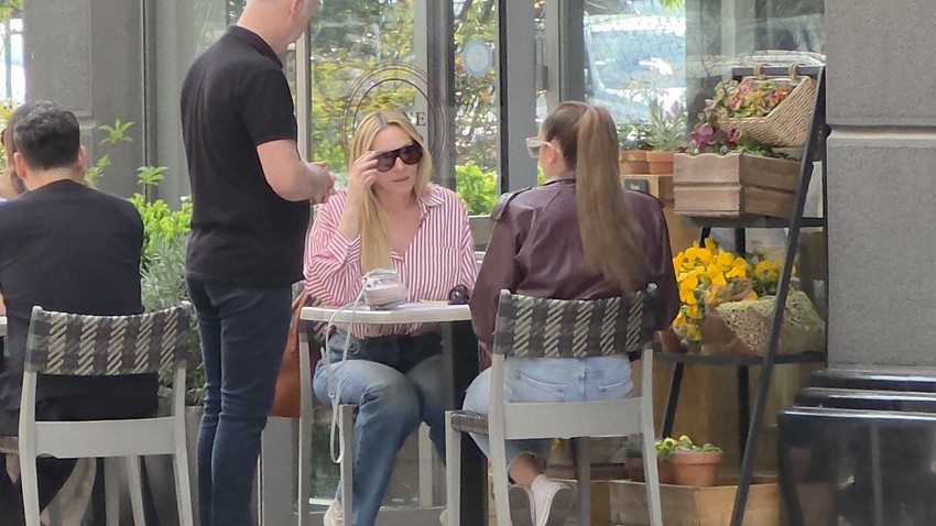 Luna i Anabela u kafiću