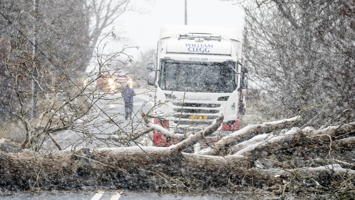 Wyspy Brytyjskie walczą z burzą Barra. Najwyższy stopień ostrzeżenia