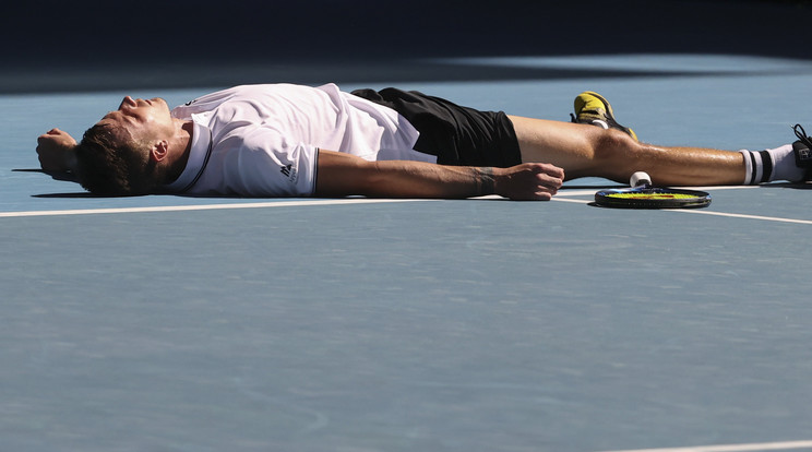 Fucsovics Márton örül, miután 7:5, 6:1, 4:6, 2:6, 7:6 arányban győzött a svájci Stan Wawrinka ellen az ausztrál nemzetközi teniszbajnokság férfi egyesének második fordulójában Melbourne-ben 2021 február 10-én. / Fotó: MTI/AP/Hamish Blair