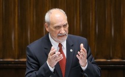 Antoni Macierewicz bez prawa jazdy. Tak przyjechał dziś do Sejmu