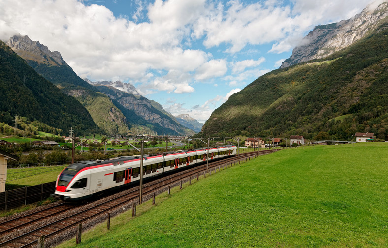 Pociąg SBB w malowniczej wiosce Silenen w Szwajcarii