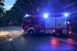 Burza na jeziorze. Na jacht spadło drzewo [WIDEO]