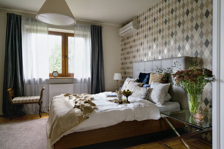 W sypialni znajduje się siedzisko w stylu Ludwika Filipa Fot. i stylizacja: Anna Bacik © Dekorian Home
