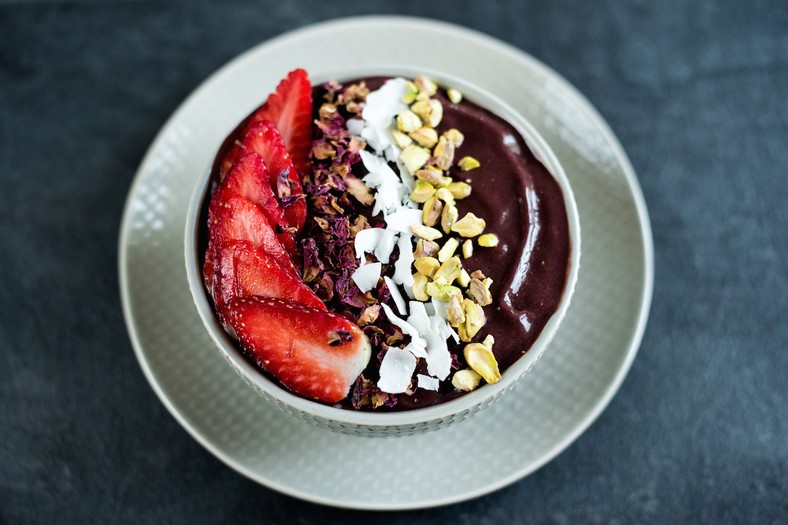 Śniadaniowy acai smoothie bowl