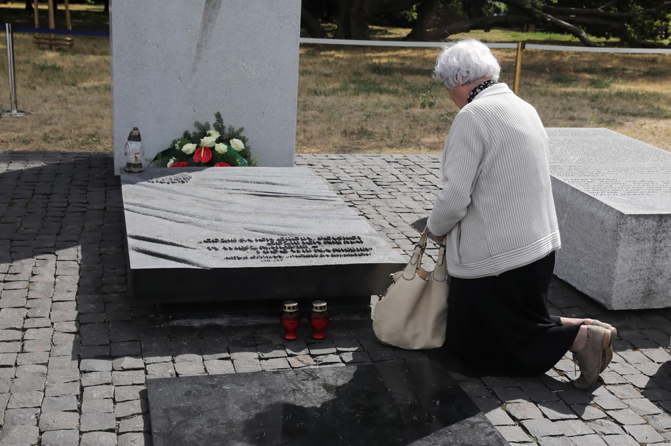 Prezydent Andrzej Duda przed pomnikiem Rzezi Wołyńskiej