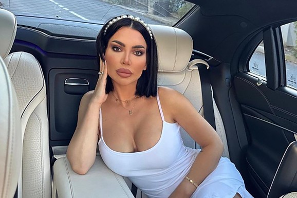 Ćerka (28) našeg pevača se udala za bogataša, koji ima zgradu u Dubaiju, a sad pokazala koliko IM JE NASLEDNICA PORASLA: Mama joj napravila modernu frizuru i obukla prsluk na Stiča