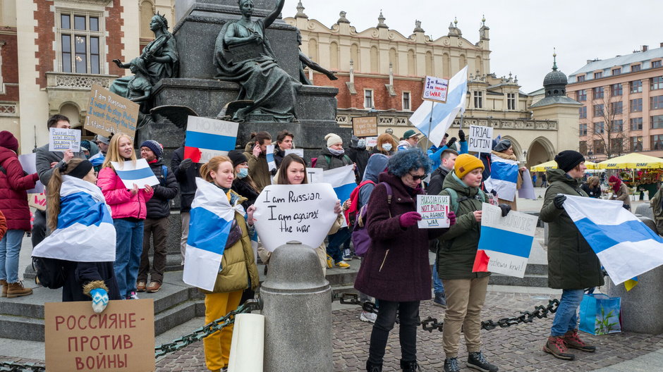  Rosjanie zbierają się pod pomnikiem Adama Mickiewicza na krakowskim rynku
