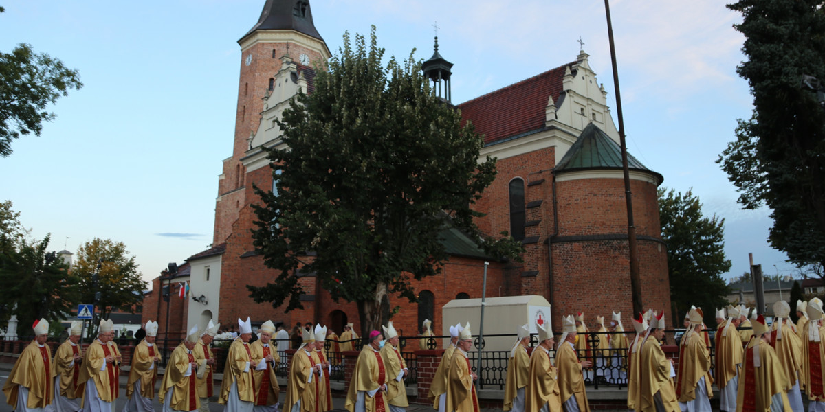 To państwo opłaca za księży składki ZUS. Kwoty z roku na rok rosną. "Fakt" dotarł do danych za 2021 r. 