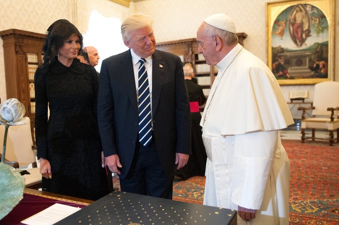 Melanija  i Donald Tramp sa papom Franjom