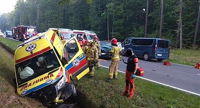 Zatrzymała się na widok karetki jadącej na sygnale. Po chwili doszło do wypadku. Rodzina z dwójką dzieci w szpitalu