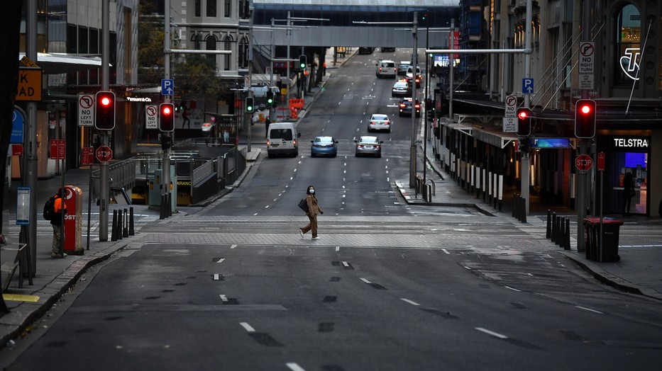 Egy pillanat alatt változott szellemvárossá az ötmilliós Sydney, miután több delta variánssal fertőződött embert találtak a városban. A hatóságok két hétre lezárták a metropoliszt. / EPA/JOEL CARRETT