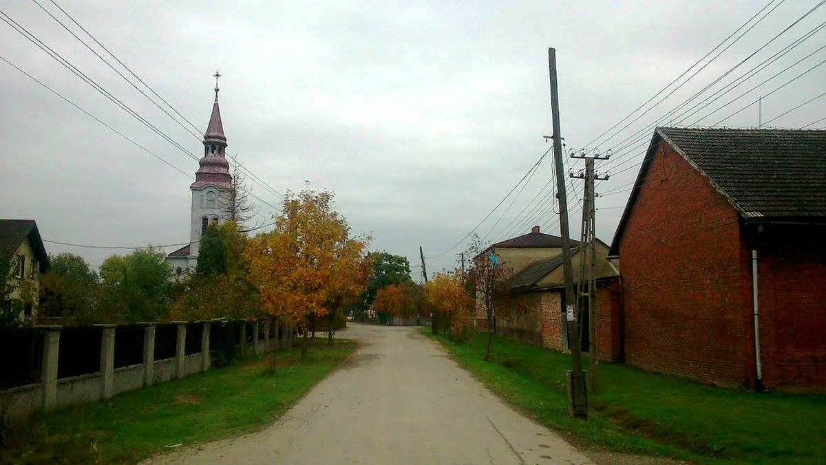 Do końca 2016 roku wieś Nieboczowy na południu woj. śląskiego zniknie z mapy. W jej miejscu powstanie zbiornik retencyjny, który ma uchronić przed powodzią Opole, Wrocław oraz Racibórz. Mieszkańcy są - albo wkrótce będą - w trakcie przeprowadzki do nowej wsi. Ma ona być nowoczesną kopią tej starej, której losy przesądzono po wielkiej powodzi z 1997 roku. Nowe Nieboczowy to wielki plac budowy. W starych wciąż toczy się życie, lecz część domów wygląda, jakby jeszcze wczoraj urzędowali tu gospodarze, ale uciekli w pośpiechu, a majątek porzucili.