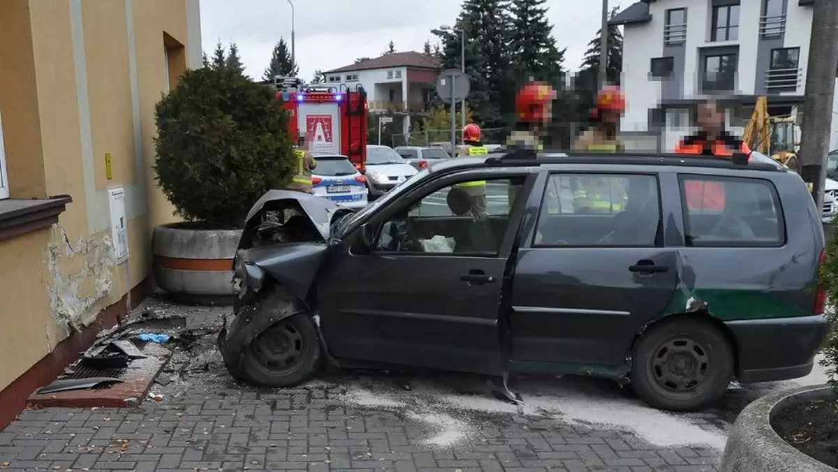 Stracił panowanie nad autem i uderzył w ścianę budynku