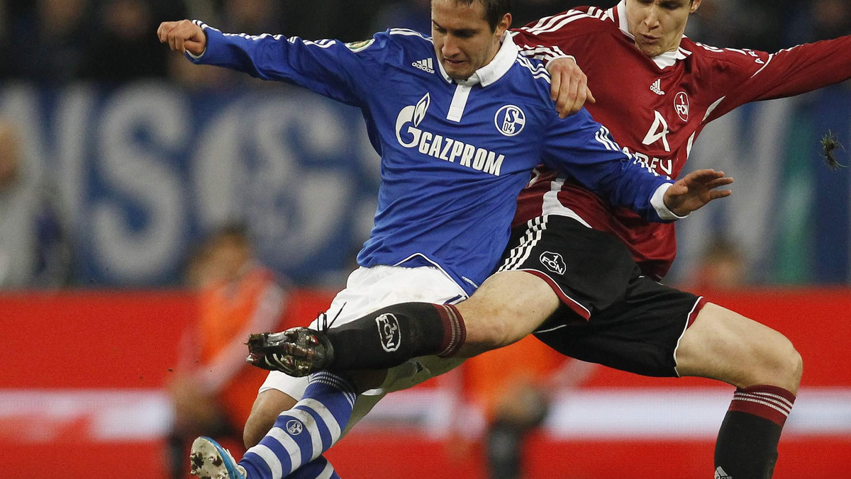 Schalke Gelsenkirchen pokonało 1. FC Nuernberg 3:2 (2:2, 1:2) w ćwierćfinałowym spotkaniu Pucharu Niemiec i awansowało do półfinału. Decydującego o zwycięstwie gola gospodarze zdobyli w przedostatniej minucie drugiej części dogrywki.