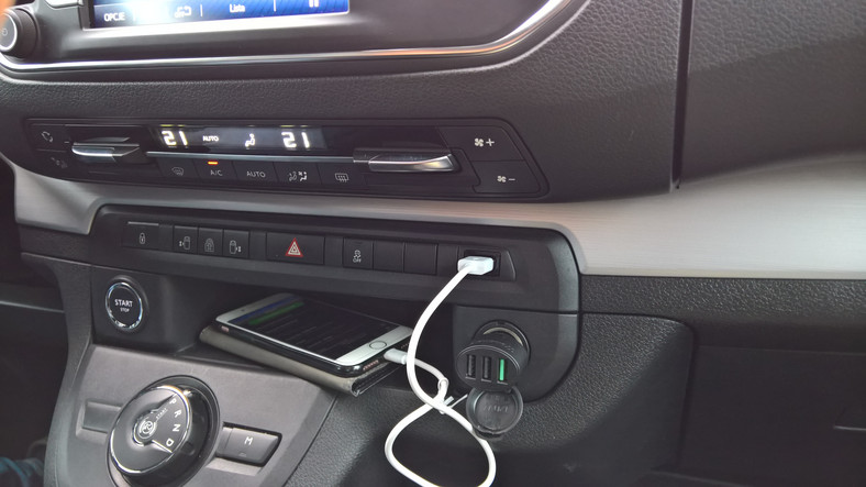 Jedno gniazdo USB służy m.in. do połączenia MirrorLink. Pasażer potrzebuje dodatkowej łądowrki, by naładować swój telefon. Toyota Proace