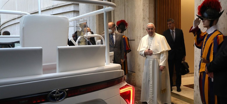 Papamobile na paliwo przyszłości. Papież Franciszek dostał nową Toyotę