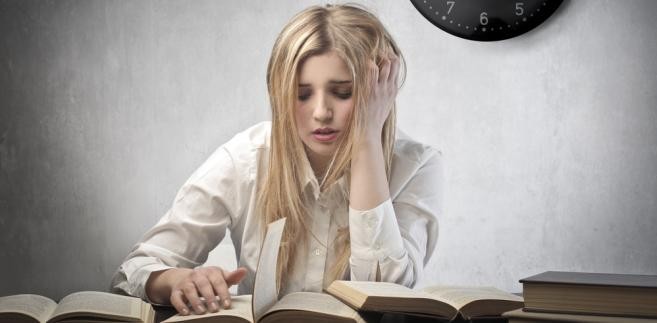 <strong>Studenci są głodni, bo wydziałowy budynek nie może generować zysków</strong>
<br><br>
Mowa o studentach z Uniwersytetu Medycznego z Białegostoku. Jeden z wydziałów był współfinansowany z funduszy europejskich i zgodnie z przepisami nie może on w ciągu 5 lat od chwili otwarcia generować zysków. Przepis ten dotyczy nie tylko odpłatnego wynajmowania sal, lecz również prowadzenia na terenie obiektu punktów gastronomicznych. W efekcie studenci nie mogą liczyć na to, że na terenie swojego wydziału będą mogli kupić coś do jedzenia.