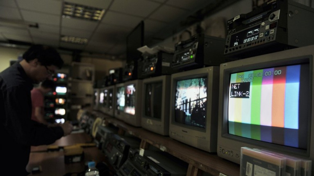 Nadchodzi koniec telewizji analogowej w Polce. 23 lipca sygnał przestanie być nadawany z ostatnich nadajników naziemnych - informuje serwis Onet Film. Tymczasem w serwisie Technowinki możemy przeczytać o krewniaczce Ziemi. Naukowcy potwierdzili istnienie niebieskiej planety poza układem słonecznym. Czytaj czwartkowe TOP5!