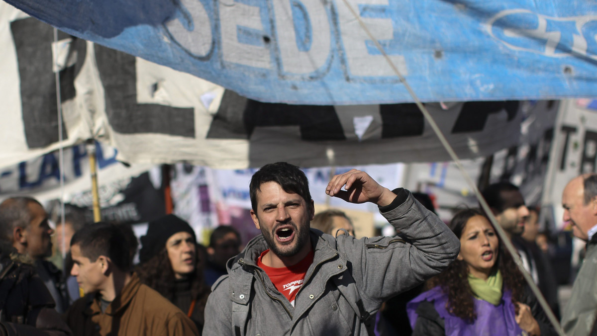 Protest związków zawodowych przeciwnych polityce prezydent Argentyny Cristiny Fernandez sparaliżował w środę Buenos Aires.