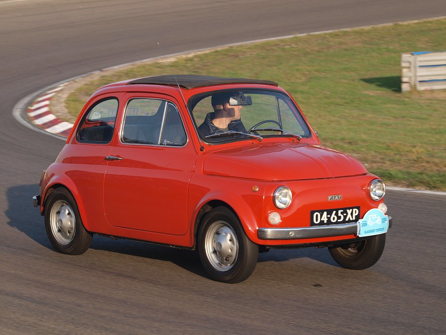 W kolejnej wersji - Fiat 500 R - z pierwszej połowy lat 70. pojawił się m.in. nowy, poziomy emblemat Fiata na przedniej masce.