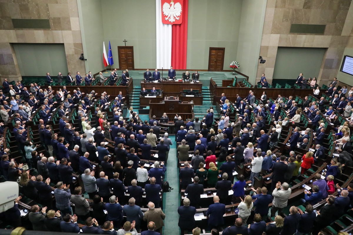 Posłowie dobrze zarabiają, mają oszczędności, ale mają też duże długi