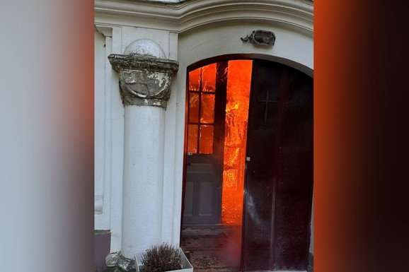 (FOTO, VIDEO) VATRA PRETI DA UNIŠTI SVETINJU! Plamen divlja unutar hrama, vatrogasci spasioci u lavovskoj borbi kod Zrenjanina: Slike sa lice mesta su JEZIVE!