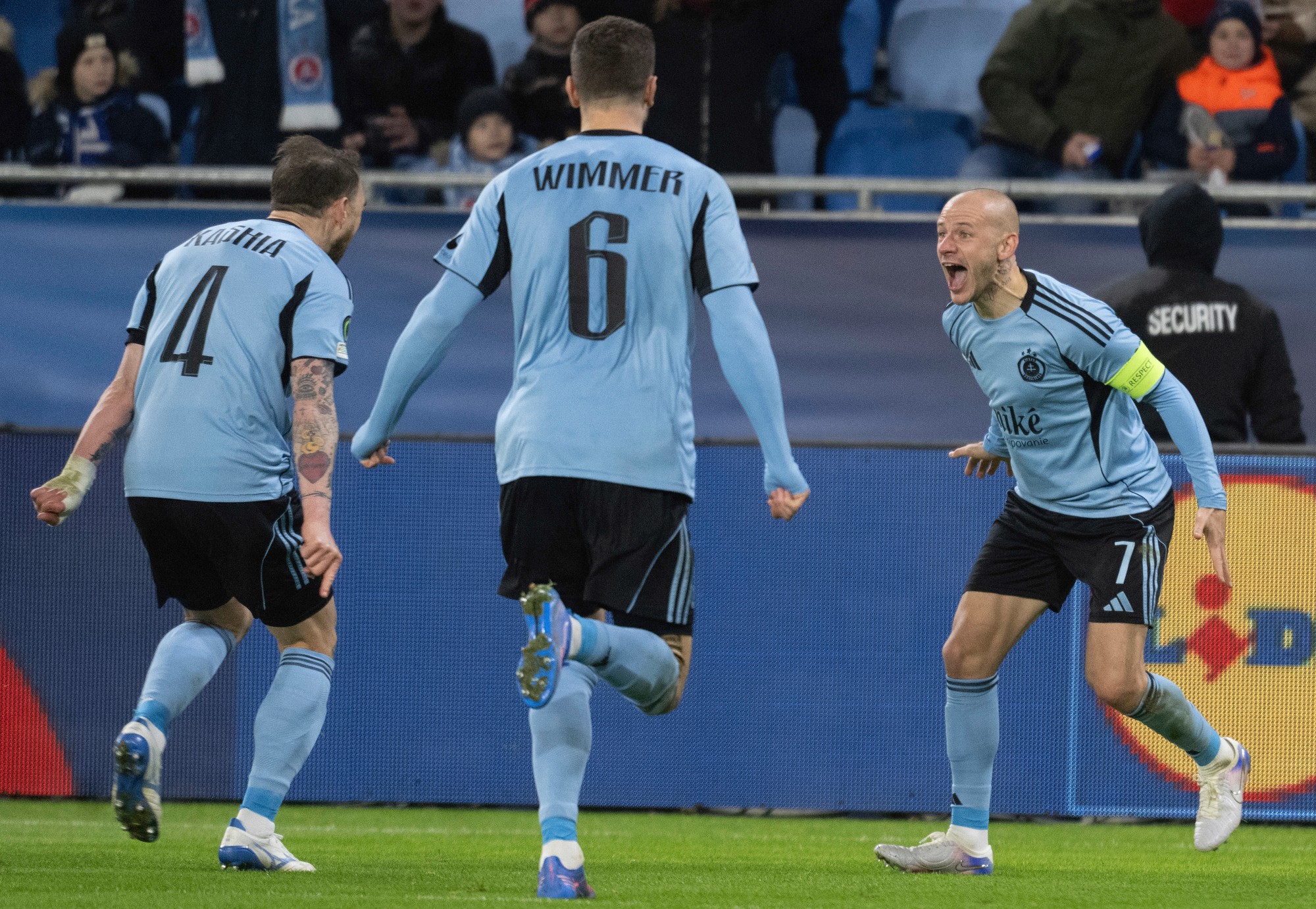 Hráči Slovana sa radujú z gólu.