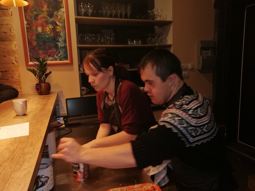 Rade i kao konobari, i kao šankeri, i kao pomoćni radnici u kuhinji, pa i kao muzičari