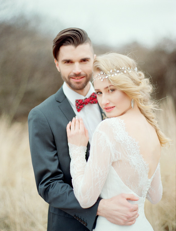 Subtelna sesja ślubna z niecodziennym tłem traw fot. Namysław Tomaka Wedding