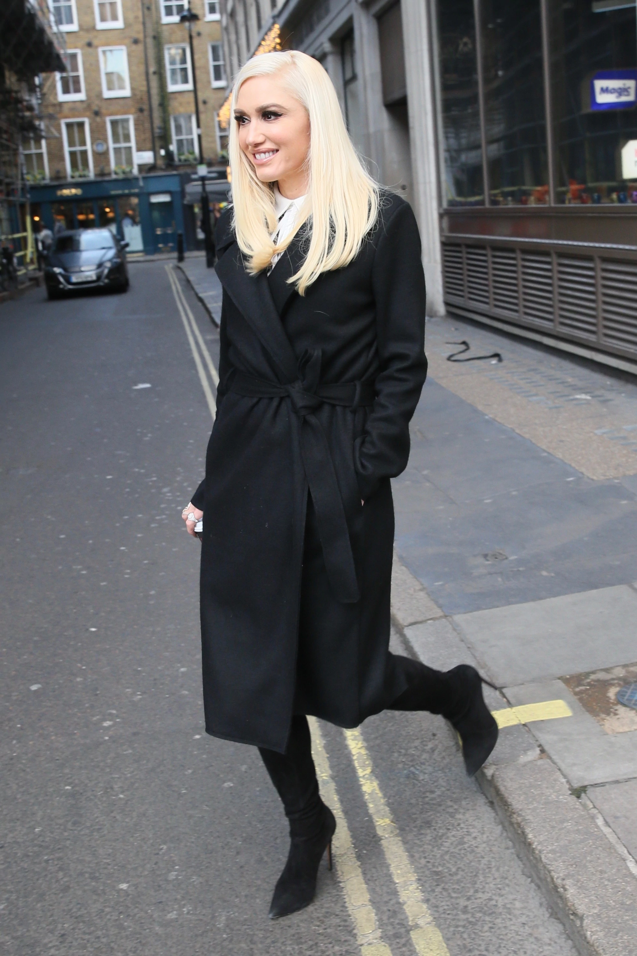 Gwen Stefani w czarnej stylizacji na ulicach Londynu