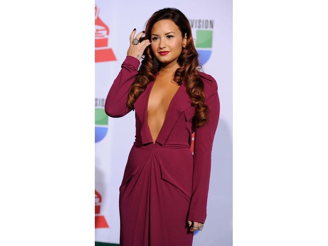 Rekordowo głęboki dekolt hollywoodzkiej gwiazdy. Demi Lovato w śmiało wyciętej sukni