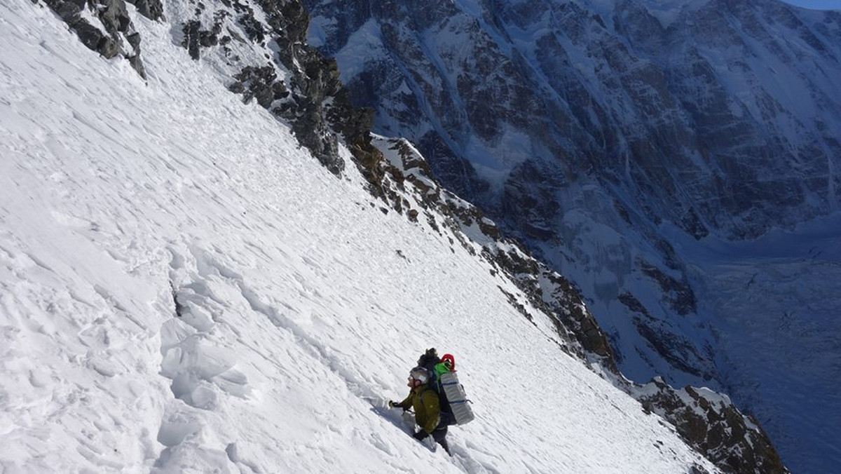 Adam Bielecki i Jacek Czech, którzy z powodu złych warunków pogodowych zrezygnowali z ataku w stylu alpejskim na niezdobytą zimą Nangę Parbat (8125 m) połączyli siły z Alexem Txikonem. Spośród działających na górze alpinistów najwyżej dotarł inny Polak Tomasz Mackiewicz.