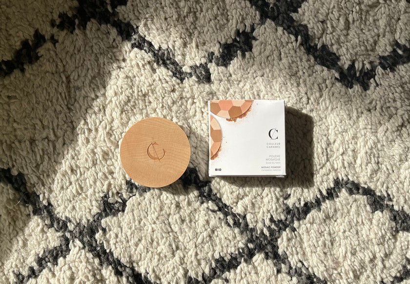 Veganer Puder von Couleur Caramel für etwa 42 Franken, via Manor. 