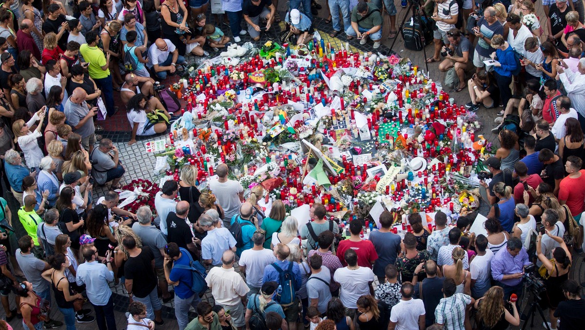 Wyjrzałam przez okno i zobaczyłam ludzi uciekających z Las Ramblas. Nikt nie spodziewał się tego ataku - opowiada PAP 18-letnia Magdalena, która mieszka blisko miejsca czwartkowego ataku w Barcelonie. Inna Polka mówi, że dziś życie w mieście wraca do normy.