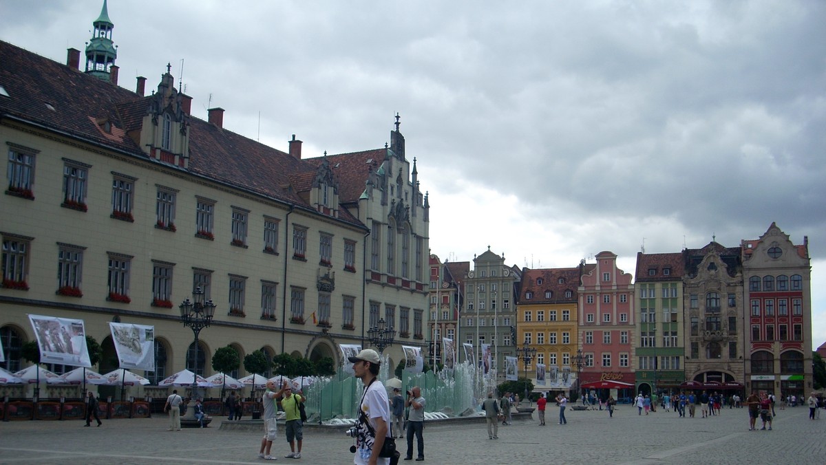 "Polska Gazeta Wrocławska": Od kilku dni jeździ po ulicach Wrocławia i budzi zaciekawienie przechodniów. To samochód z wielką kamerą na dachu, należący do holenderskiej firmy Cyclomedia. Wykonuje ona panoramiczne zdjęcia miasta.