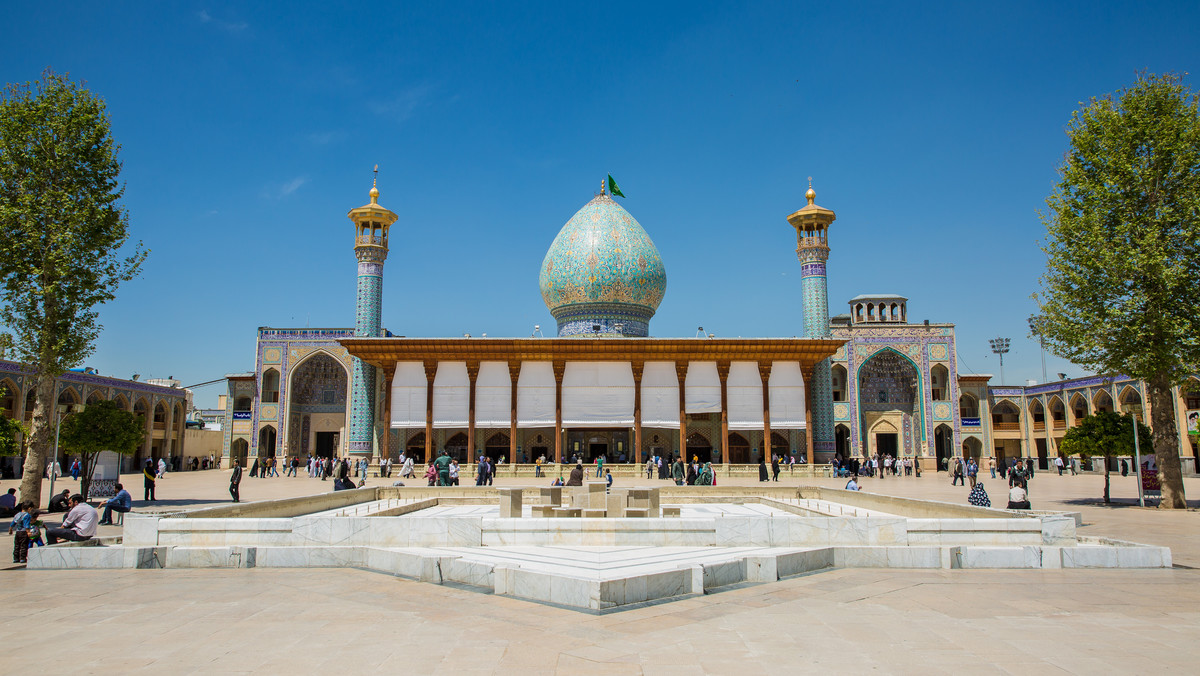 Shah Cheragh to mauzoleum i meczet w mieście Shiraz (dawna stolica Iranu - przyp. red.). W tutejszych murach znajdują się nagrobki dwóch braci, którzy zostali zabici podczas prześladowań Abbasydów w 835 roku. Grobowiec był bardzo skromny, lecz wszystko zmieniło się w XIV wieku, gdy królowa Tashi Khatun wzniosła tu meczet.