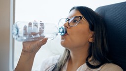 kaucja widmo w warsie. zapłacisz za butelkę, ale w pociągu jej nie oddasz