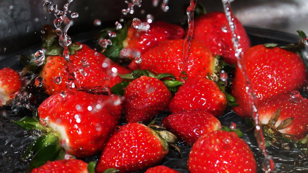 Kako se pravilno peru jagode: Metode za uklanjanje pesticida i bakterija