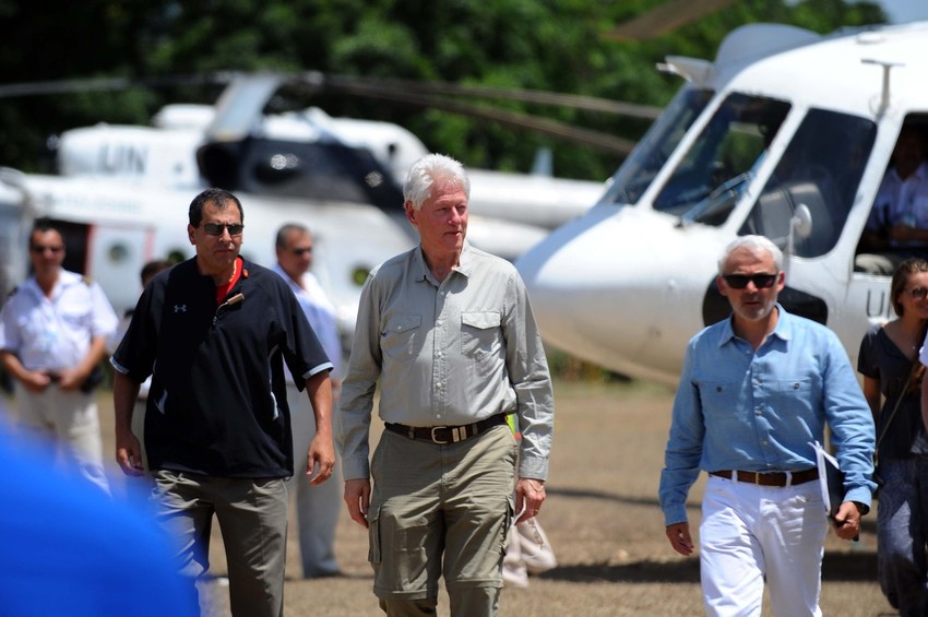 Đustra (D) sa Bilom Klintonom