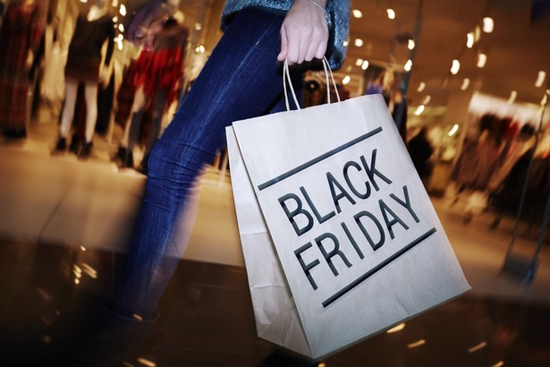 Polacy rzucą się na zakupy w Black Friday? Ekonomista ostrzega: Obniżki rzędu 30 proc. powinny budzić nieufność