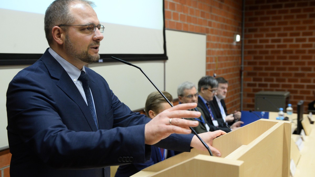 Nieoczekiwana zmiana komisarza prezydenta w Sądzie Najwyższym. Rezygnuje Kamil Zaradkiewicz, który nie zdołał doprowadzić do wyboru I prezesa SN po myśli Dudy. Jego następcą będzie założyciel Ordo Iuris Aleksander Stępkowski. Zaradkiewicz powiedział, że jego odejście to protest, a Stępkowski określił swoją nominację gestem dobrej woli. Od tygodnia SN nie jest w stanie wybrać I prezesa.