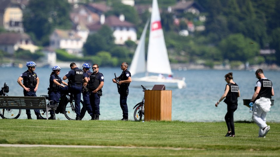 Policja na miejscu ataku w Annecy