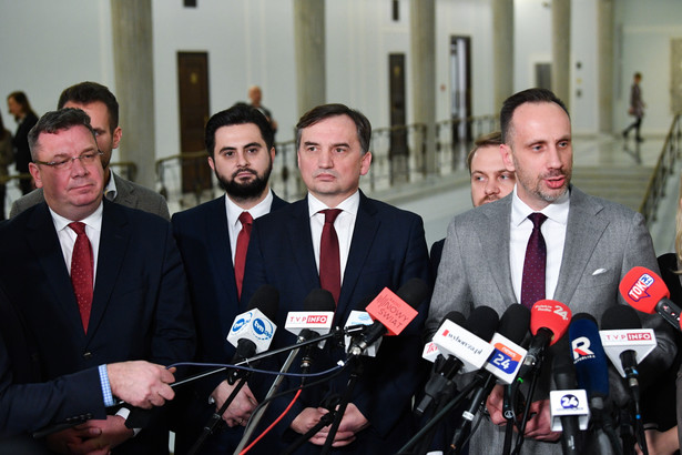 Warszawa, 30.11.2022. Minister sprawiedliwości, prokurator generalny Zbigniew Ziobro (3P), minister – członek Rady Ministrów Michał Wójcik (L), wiceminister rolnictwa i rozwoju wsi Janusz Kowalski (P), wiceminister klimatu i środowiska Jacek Ozdoba (2P) oraz poseł PiS Norbert Kaczmarczyk podczas konferencji prasowej parlamentarzystów Solidarnej Polski w Sejmie w Warszawie, 30 bm. (jm) PAP/Radek Pietruszka