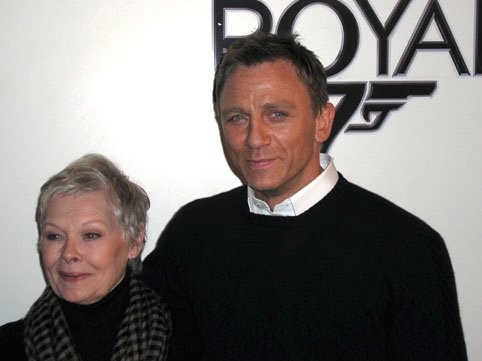 Daniel Craig je známy ako James Bond a Judi Dench ako jeho nadriadená.