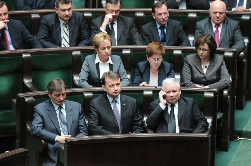 Kaczyński rozmawiał przez telefon na expose