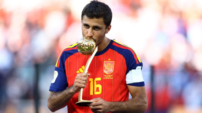 Rodri sa trofejom za najboljeg igrača Mundijala | Foto: Reuters