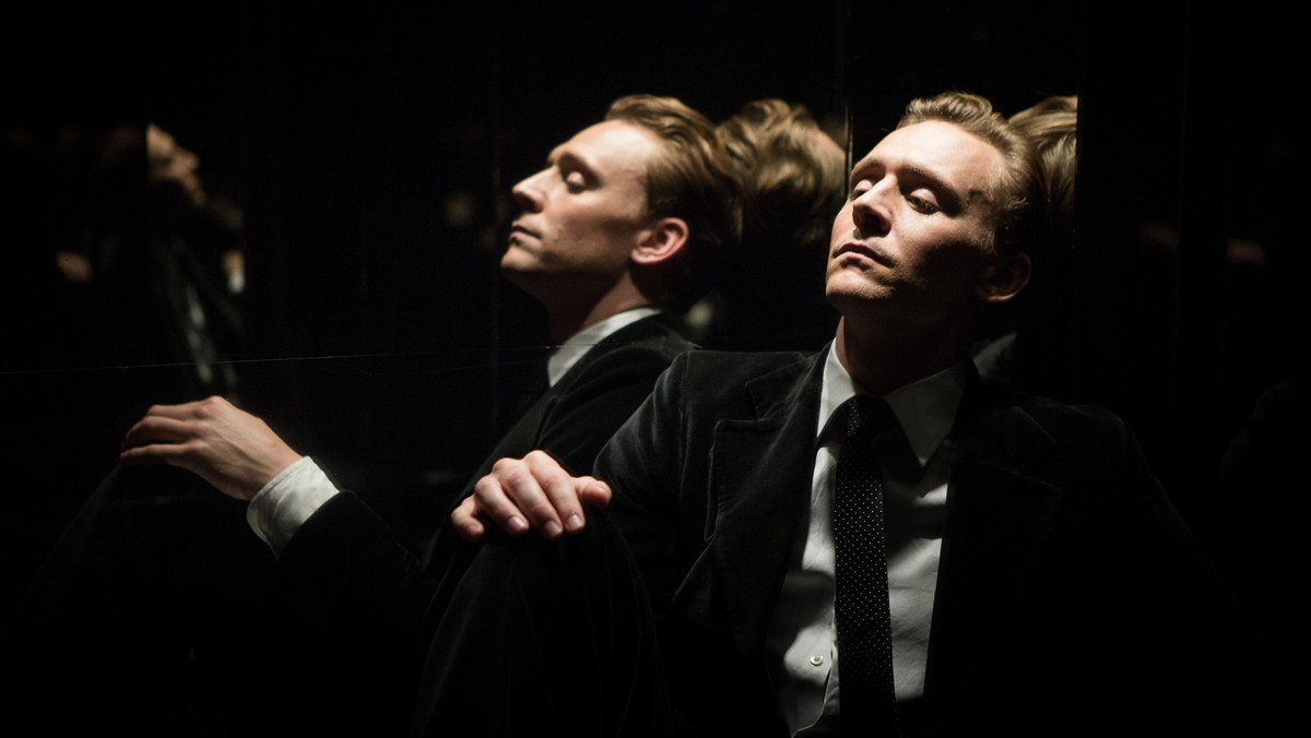 Od 15 kwietnia w polskich kinach film "High-Rise" Bena Wheatleya, wyczekiwana ekranizacja słynnej powieści J.G. Ballarda, w której luksusowy czterdziestopiętrowy wieżowiec mieszkalny staje się jednocześnie azylem i więzieniem dla dwóch tysięcy lokatorów, pozwalając im zapomnieć o wszelkich cywilizacyjnych pozorach i poddać się najbardziej pierwotnym instynktom.